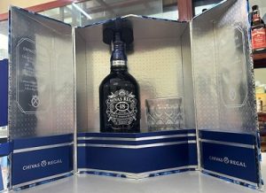 Chivas 18 Blue Y.O Hộp Quà 2026. Trong
